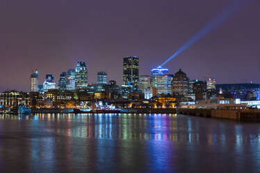 Kanada, Quebec, Montreal, Skyline bei Nacht - LOMF00723