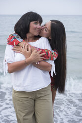 Griechenland, glückliche erwachsene Tochter, die ihre Mutter vor dem Meer küsst - BEF00098