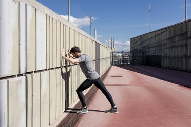 Sportlicher Mann beim Training an einer Wand - MAUF01417