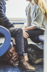 Blick von unten auf ein romantisches junges Paar, das in einem Zugwaggon reist, Italien - CUF14600