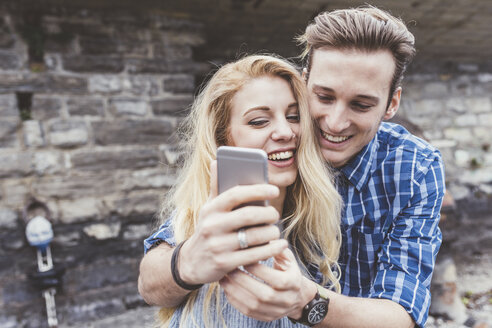 Junges Paar macht Smartphone-Selfie, Comer See, Italien - CUF14608