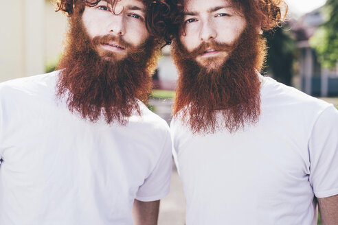 Porträt von jungen männlichen Hipster-Zwillingen mit roten Bärten und weißen T-Shirts - CUF14648