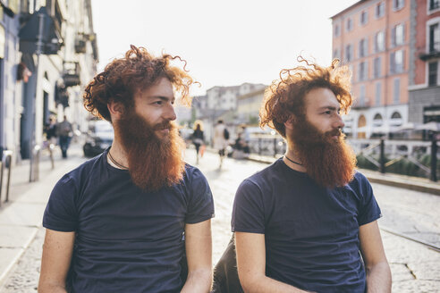 Junge männliche Hipster-Zwillinge mit roten Haaren und Bärten auf einer Stadtstraße - CUF14654