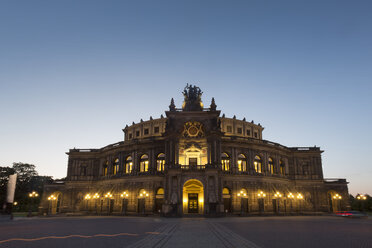 Deutschland, Dresden, Blick auf die Semperoper zur blauen Stunde - FCF01403