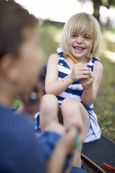 Porträt eines lachenden kleinen Mädchens mit bemaltem Knie - BEF00109