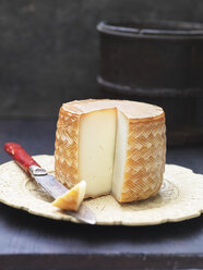 Manchego-Käse in Scheiben geschnitten auf einem Teller - CUF14668