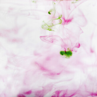 Abstraktes Bild von rosa und grüner Tinte, die sich im Wasser verteilt - CUF14712