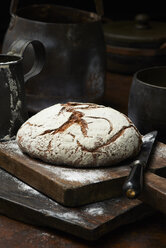 Fresh baked organic bread, Pain de Campagne Rond, on chopping board - CUF14713