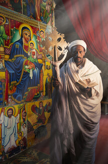 Priester in einem orthodoxen Kloster, Lalibela, Äthiopien - CUF14740
