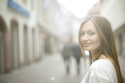 Porträt einer schönen Frau auf der Straße, Freiburg, Deutschland - CUF14780