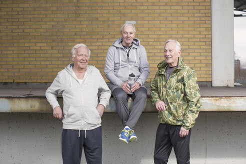 Ältere Freunde in Sportkleidung sitzen zusammen - CUF14812