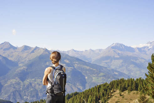 Rückansicht einer Wanderin mit Blick auf eine Berglandschaft, Aosta-Tal, Aosta, Italien - CUF14843