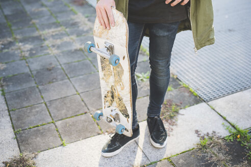 Taille nach unten Blick auf junge männliche städtische Skateboarder auf dem Bürgersteig stehen - CUF14867