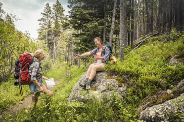 Teenager-Mädchen und junge Wanderin machen eine Pause im Wald, Red Lodge, Montana, USA - CUF14903