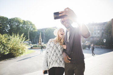 Pärchen macht Selfie mit Smartphone im Park - CUF14993