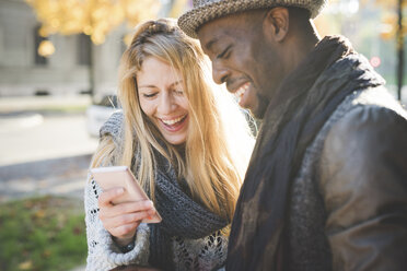 Couple using smartphone - CUF14998