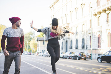 Couple skipping on street - CUF15001