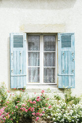 Frankreich, Bretagne, Fenster eines Wohnhauses mit blauen Fensterläden - GEMF02028