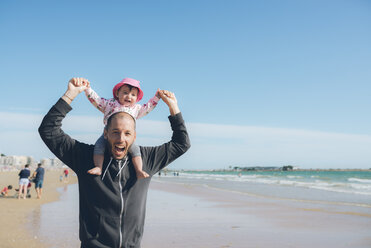 Frankreich, La Baule, Porträt eines Vaters, der seine kleine Tochter auf den Schultern trägt, am Strand - GEMF02032