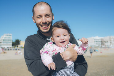 Frankreich, La Baule, Porträt eines glücklichen Vaters mit einem kleinen Mädchen am Strand - GEMF02036