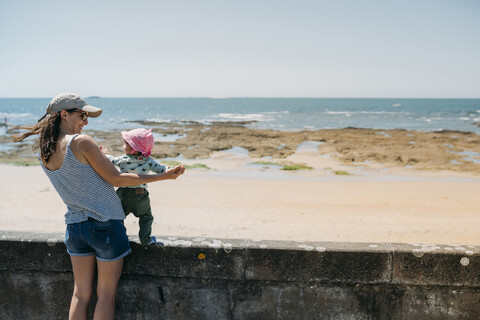 Frankreich, Mutter und kleines Mädchen vergnügen sich gemeinsam an der Strandpromenade, lizenzfreies Stockfoto