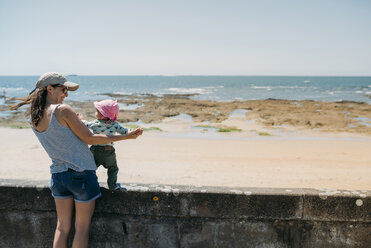 Frankreich, Mutter und kleines Mädchen vergnügen sich gemeinsam an der Strandpromenade - GEMF02040