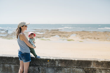 Frankreich, Mutter und Baby an der Strandpromenade - GEMF02041