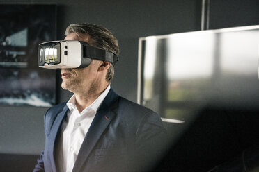 Reifer Geschäftsmann mit VR-Brille im Büro - JOSF02242