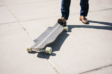 Geschäftsmann mit Longboard im Freien - JOSF02255