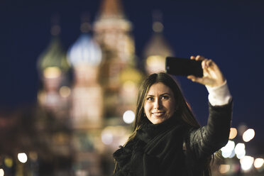 Russland, Moskau, junge Frau macht ein Selfie auf dem Roten Platz mit der Basilius-Kathedrale im Hintergrund - WPEF00345