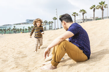 Spanien, Barcelona, Vater und Sohn am Strand - WPEF00355