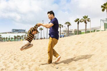 Spanien, Barcelona, Vater und Sohn spielen am Strand - WPEF00362