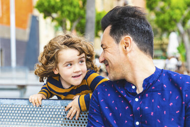 Vater und Sohn spielen und schauen sich an - WPEF00376