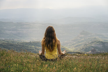 Spanien, Barcelona, Rückenansicht einer jungen Frau, die auf dem Berg Montcau Yoga übt - AFVF00540