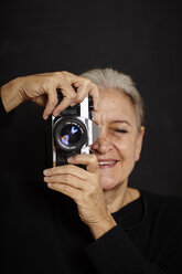 Reife Frau beim Fotografieren - CUF15149