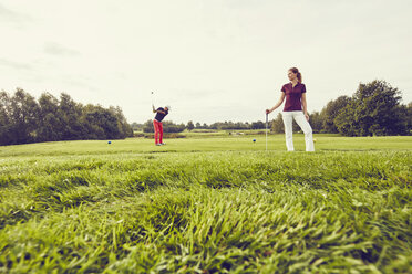 Golfer spielen Golf auf dem Platz, Korschenbroich, Düsseldorf, Deutschland - CUF15259