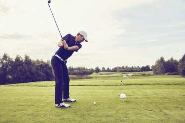 Golfer spielt Golf auf dem Platz, Korschenbroich, Düsseldorf, Deutschland - CUF15265