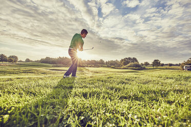 Golfer spielt Golf auf dem Platz, Korschenbroich, Düsseldorf, Deutschland - CUF15278