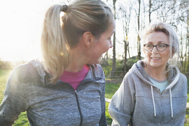 Women wearing sports clothing face to face talking - CUF15469