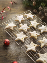 Christmas star biscuits on cooling rack - CUF15526