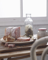 Bistrotisch mit Schweinefleischterrine, eingelegten Zwiebeln und Cornichon - CUF15575