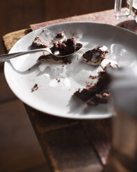 Reste von Schokoladenpudding auf dem Teller - CUF15578