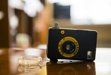 Vintage-Kamera auf dem Tisch - CUF15589