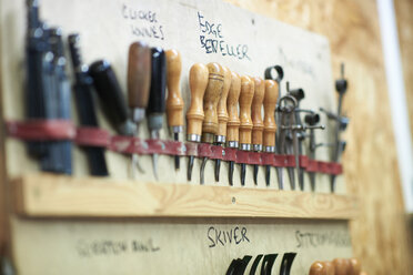 Reihe von Werkzeugen in der Lederwerkstatt - CUF15595