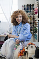 Porträt einer Frau in einer Werkstatt mit Blick in die Kamera - CUF15622