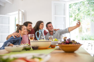 Freunde essen zusammen und machen ein Selfie - CUF15654