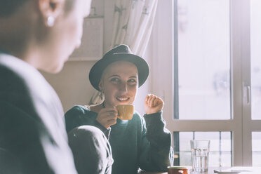 Zwei junge Freundinnen trinken Espresso in der Küche - CUF15660