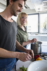Ehepaar in der Küche beim Kochen - CUF15777