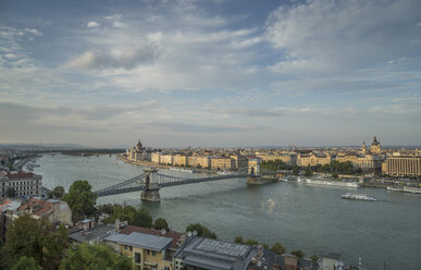 Kettenbrücke und Fähren auf der Donau, Ungarn, Budapest - CUF15886