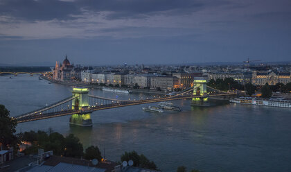 Das Parlament und die Kettenbrücke an der Donau in der Abenddämmerung, Ungarn, Budapest - CUF15889